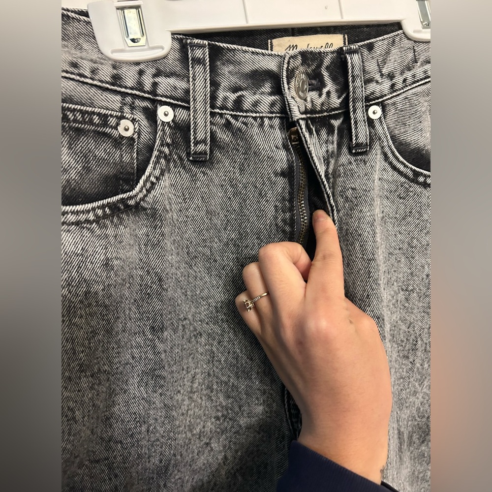 Like New Madewell Perfect Vintage Straight Leg Jeans in Acid Wash - Picture 7 of 11